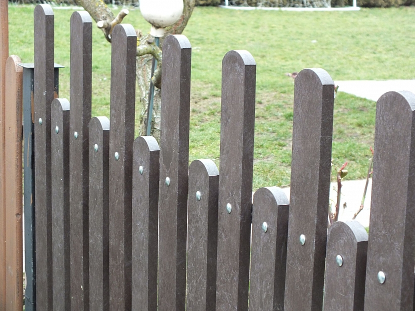 Pro zachování vzhledu plotu jsme zvolili dvě délky plotovek