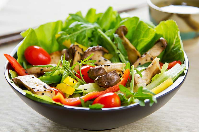 Grilovaná hlíva je výborná ingredience do zdravých a chutných salátů