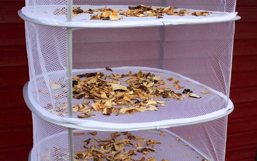 Závěsná sušící síta na houby a bylinky: Praktické pro sušení venku i doma u kamen