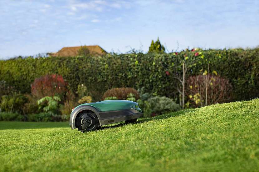 S robotickou sekačkou se stane sekání trávníku zábavou (Zdroj: Robomow)