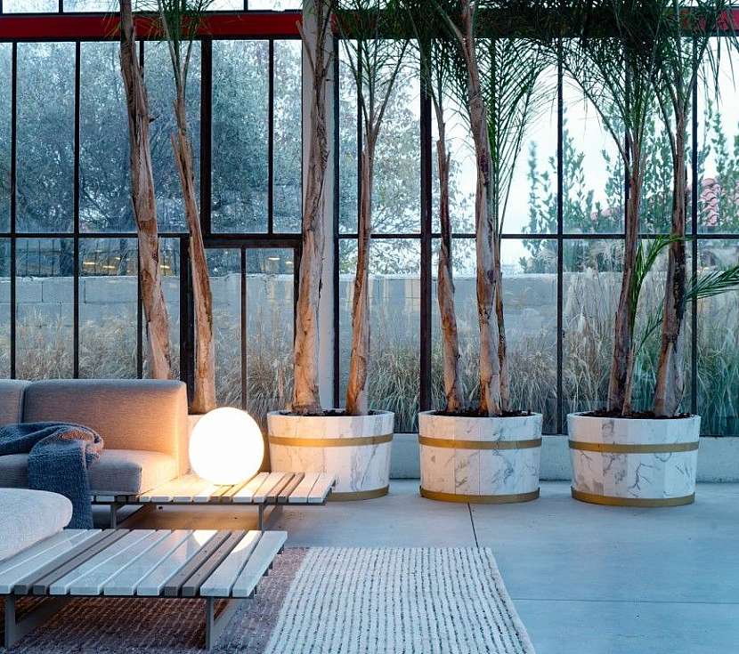 Okraje sofa Ritagli jako odkládací plocha a mramorové obaly květináčů… HomeDesign Franchi Umberto.