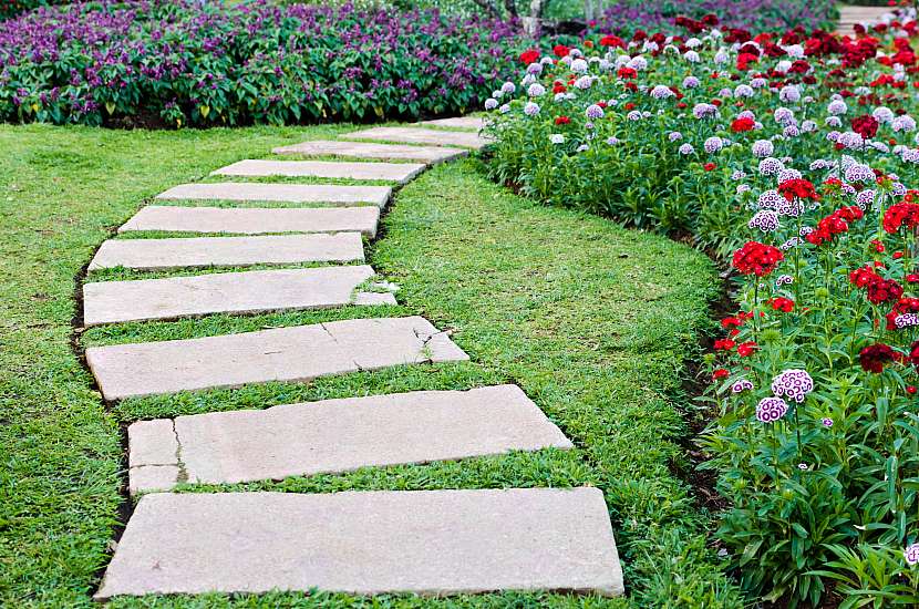 Chodníček či cestička z betonu dodají vaší zahradě styl (Zdroj: Depositphotos (https://cz.depositphotos.com))