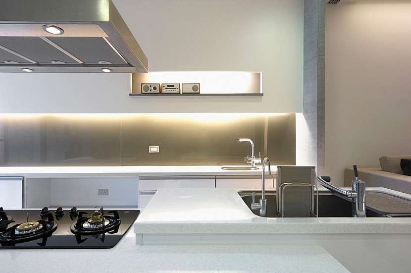 Moderní minimalistická kuchyň, kde není třeba mnoho úložného prostoru.