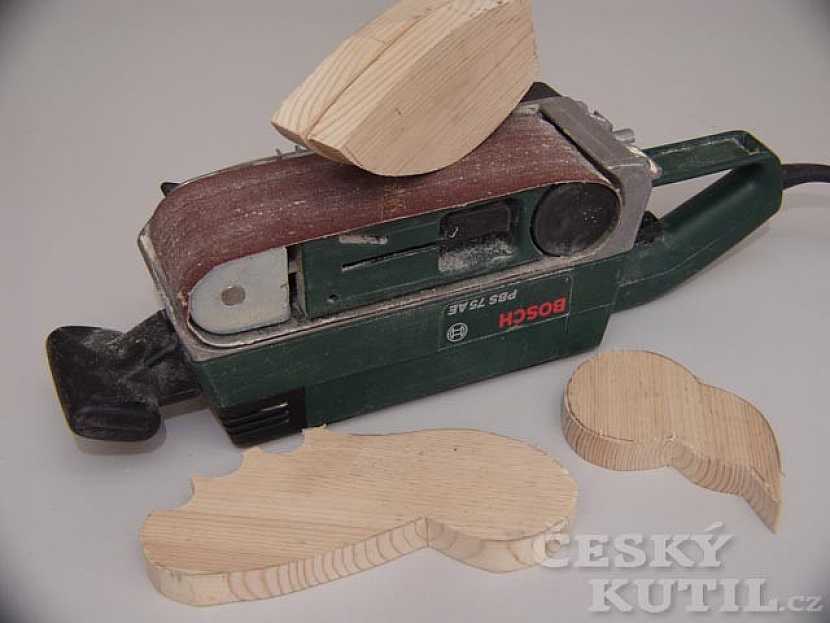 Jak vyrobit závěsnou dřevěnou hračku – papoušek