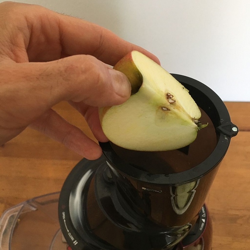 Jablka vkládejte do odšťavovače