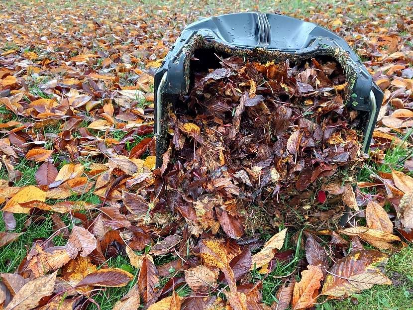 Směs nadrceného listí a trávy je vynikající do kompostu, kde kromě postupné přeměny na cenný materiál také nezabere moc místa, zvláště při porovnání s listím hrabaným