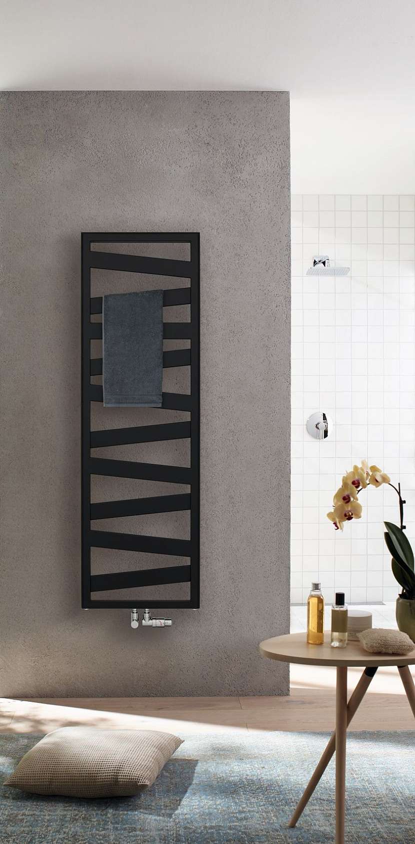 Designový radiátor Zehnder Kazeane v barvě Black Matt 0557.
