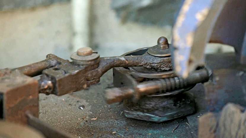 Podomácku vyrobená bruska na pilové kotouče se skládá ze dvou motorů