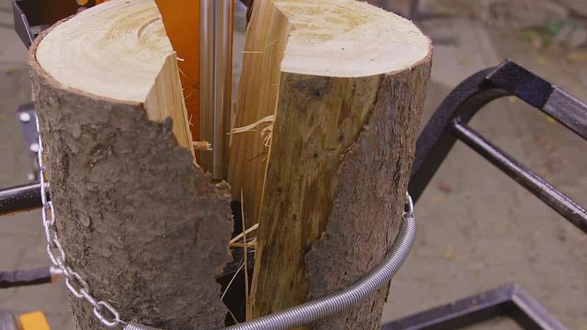 Štípání dřeva si můžeme ulehčit použitím hydraulické štípačky 