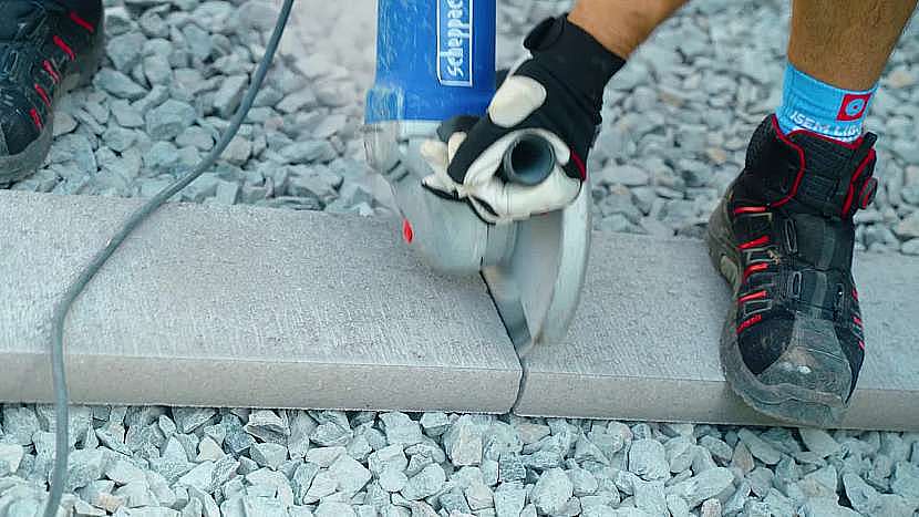 Betonové obrubníky můžeme řezat úhlovou bruskou