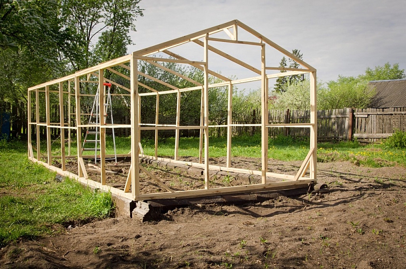 Stavba skleníku svépomocí s využitím dřevěných hranolů jako konstrukce