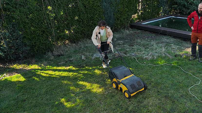 Vertikutátor použijte pro vyčesání mechu a stařiny z neudržovaného trávníku