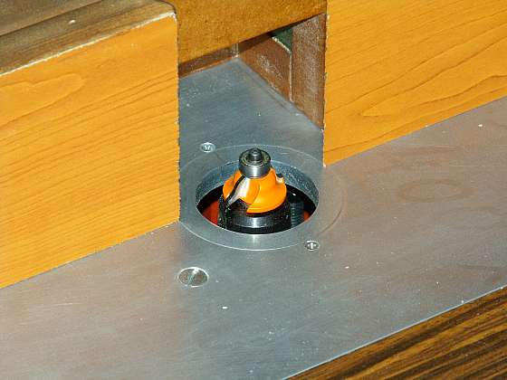 Využití horní frézky je při montáži pod stůl mnohostranné (Zdroj: Jaroslav Kropáč)