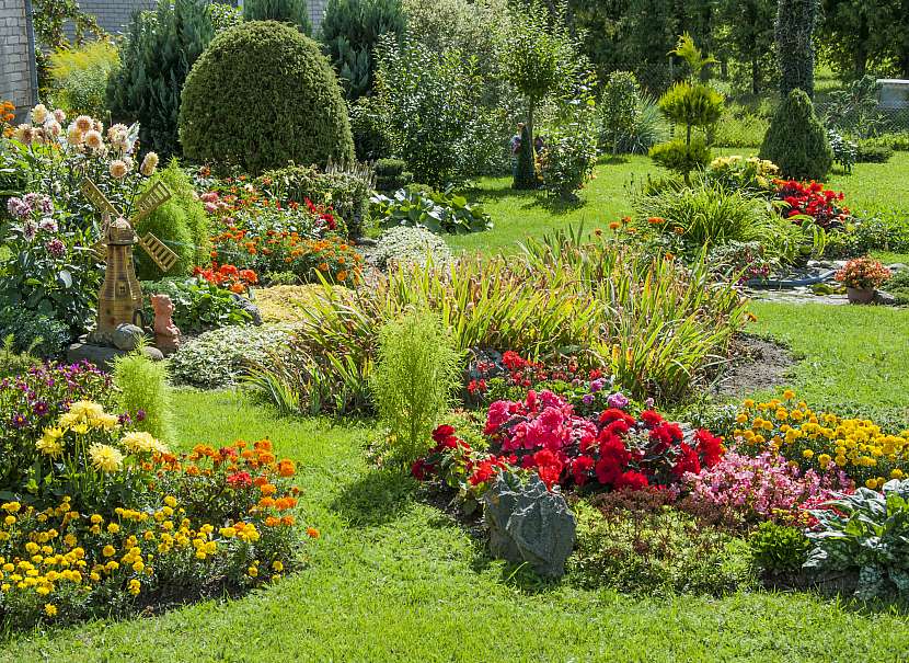 Rozkvetlá zahrada je pastvou pro oči (Zdroj: Depositphotos (https://cz.depositphotos.com))