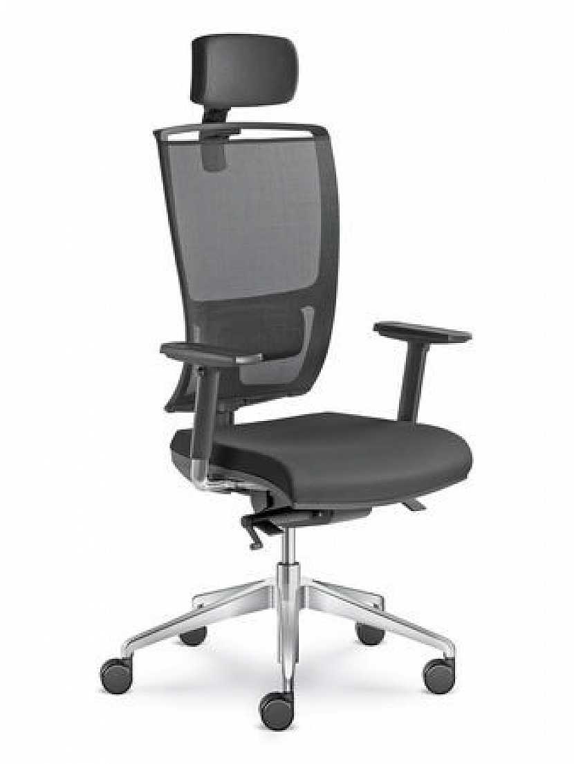 Kvalitní pracovní židle má mít i područky a bederní a hlavovou opěrku.