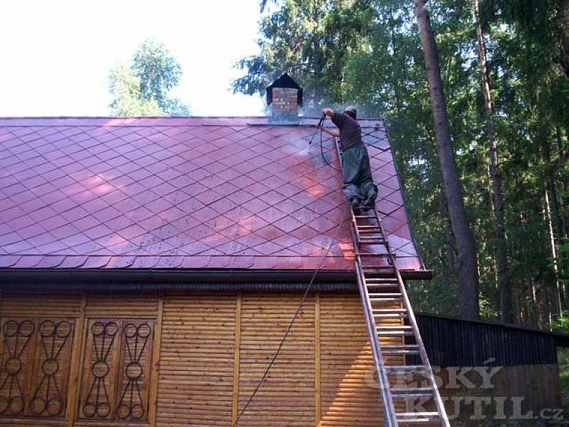 Pokud si nejsme jisti postupem, svěříme nátěr do rukou odborníkům