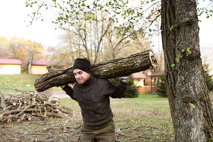 Větve, klády a další dřevo ze zahrady můžete použít na topení