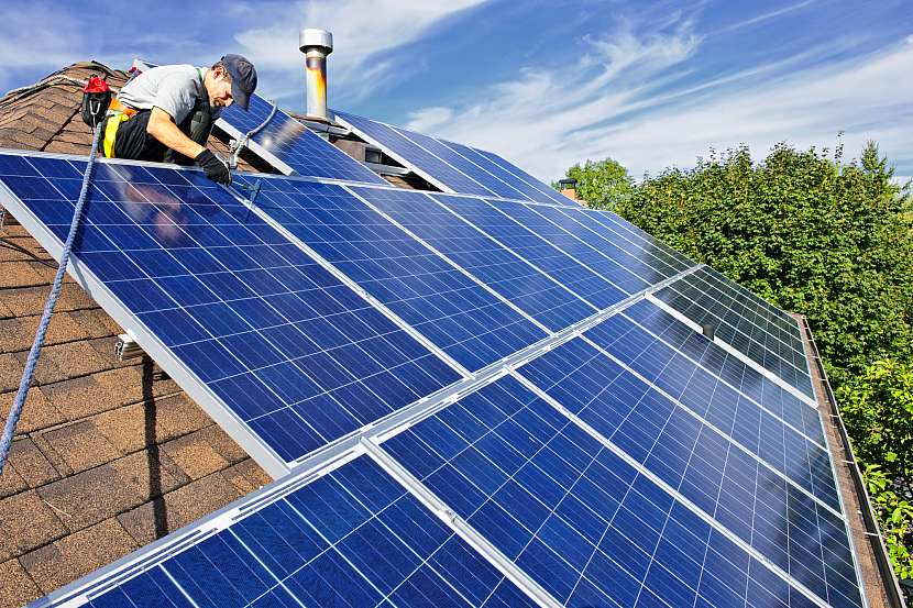 Běžná údržba je spojena s kontrolou a čištěním solárních panelů 
