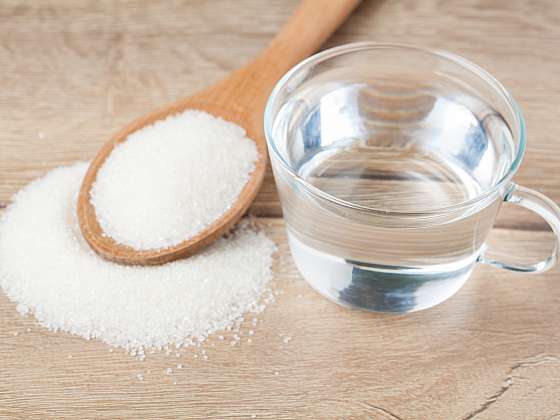 Cukrové hnojivo připravíte jednoduše jen z cukru a vody (Depositphotos (https://cz.depositphotos.com))