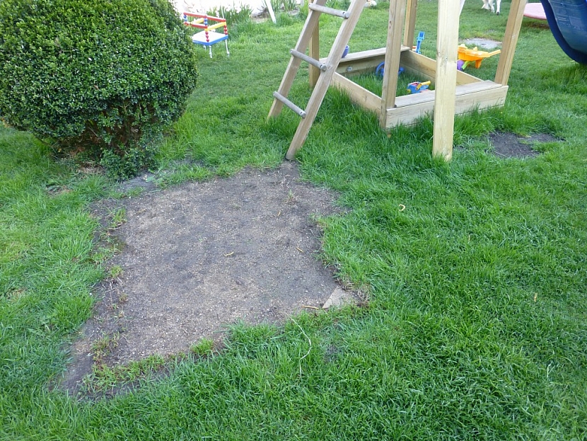 Po přesunu pískoviště je třeba holé místo v trávníku dosít