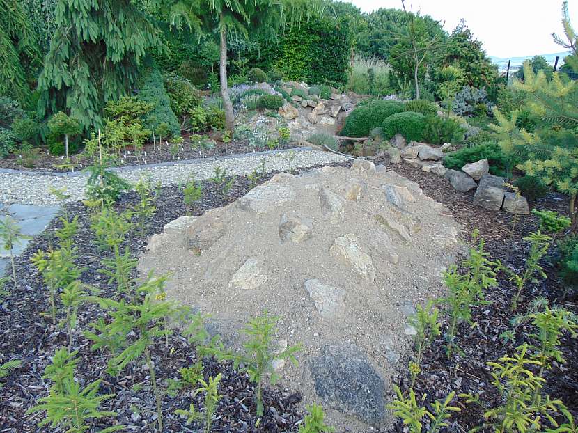 Rovný terén budoucí čarověníkové zahrady je potřeba jakkoliv narušit pomocí kamenů či prohlubní