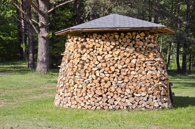 Dřevník s takto naskládaným dřevem pojme velké množství a nezabere moc místa