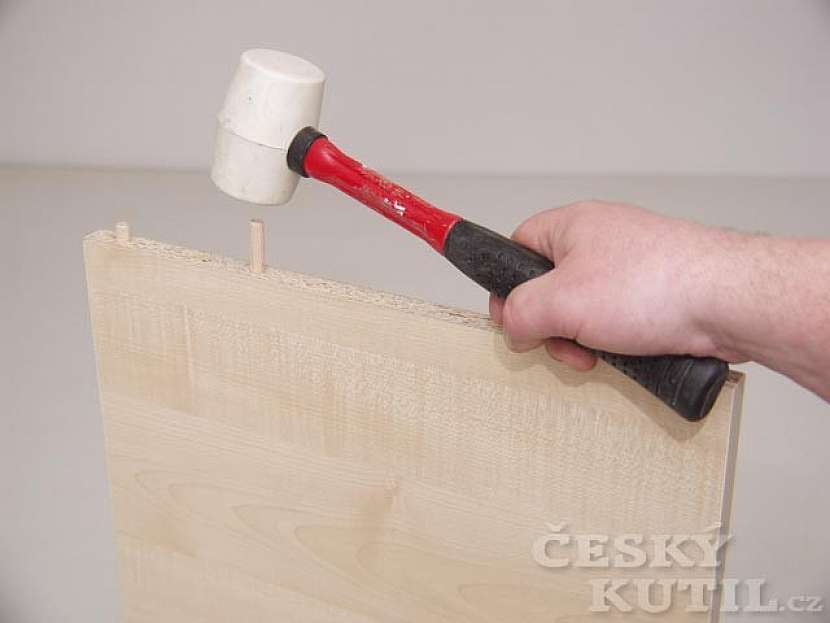 Stolek na časopisy