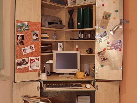 Počítač ve skříni jako útulný malý pracovní koutek (Zdroj: P. Zeman)