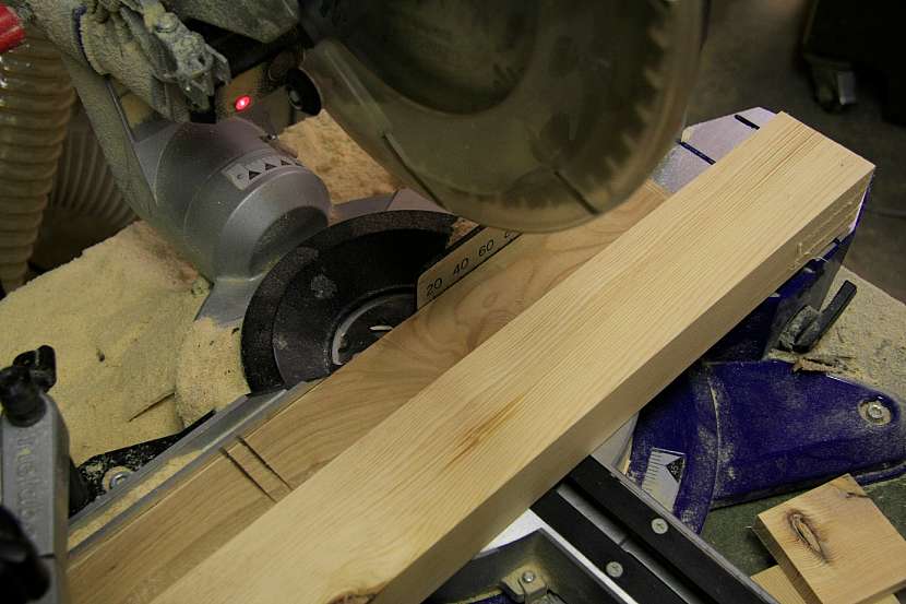 Když si při práci na pokosové pile řezanou lať opřete o další kus dřeva, bude zadní řezná hrana materiálu bez otřepů