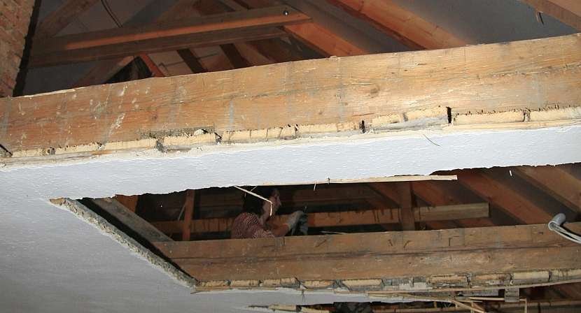 Struktura stropu u starého domu – ze spodu heraklit přibitý na prkenný záklop