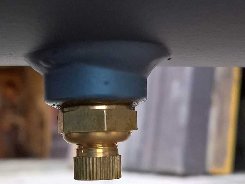 Kondenzát se z tlakové nádoby vypouští odkalovacím ventilem
