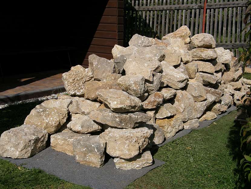 Ideálním kamenem je pro čarověníkovou zahradu světlejší travertin. Neabsorbuje přes léto tolik tepla, což vyhovuje rostlinám kolem něj