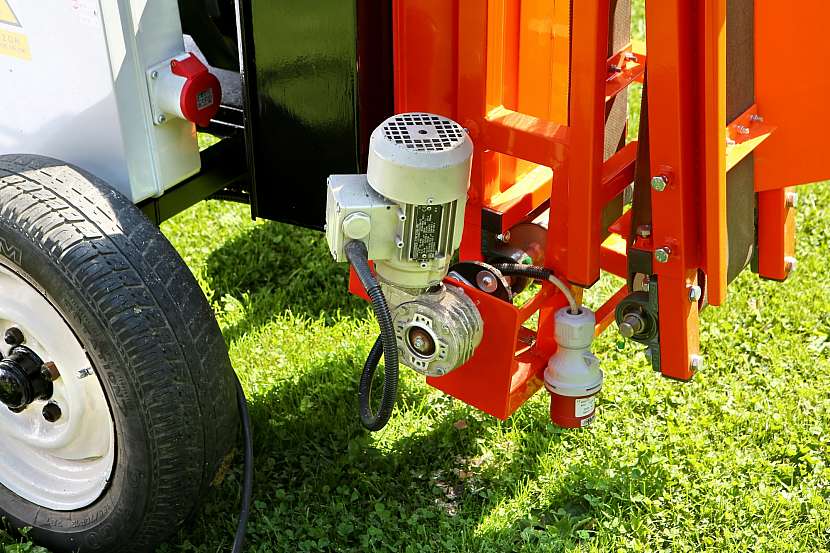 Stroj pohání tři elektromotory