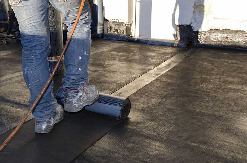 Hydroizolace podlahy připravenými pásy z nepropustného materiálu