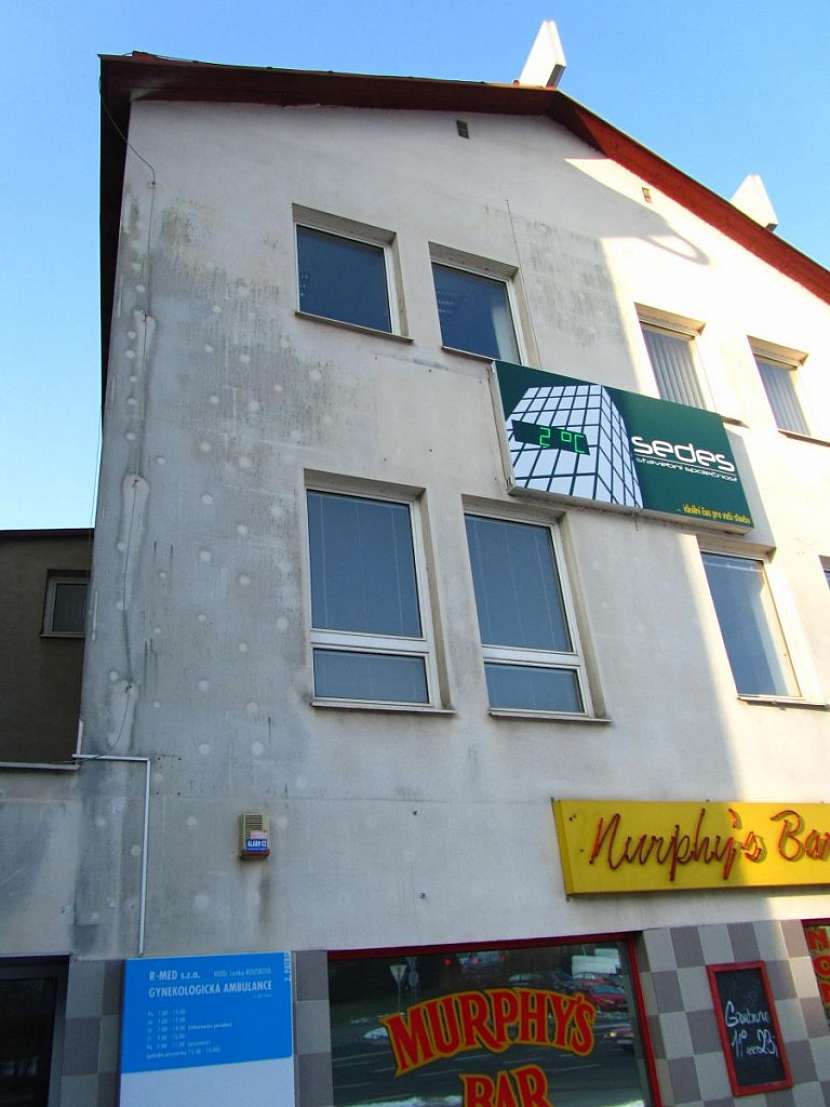 Ukázka špatného kotvení - prokreslené hmoždinky na fasádě