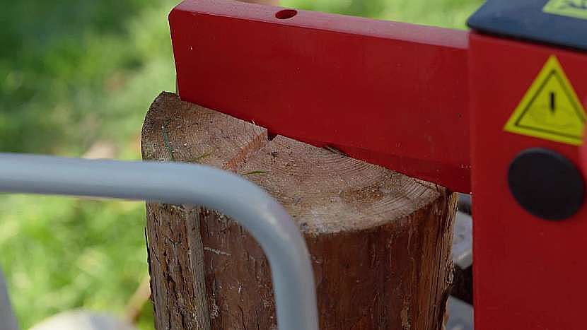 Práci se štípáním dřeva nám může výrazně ušetřit elektrická štípačka