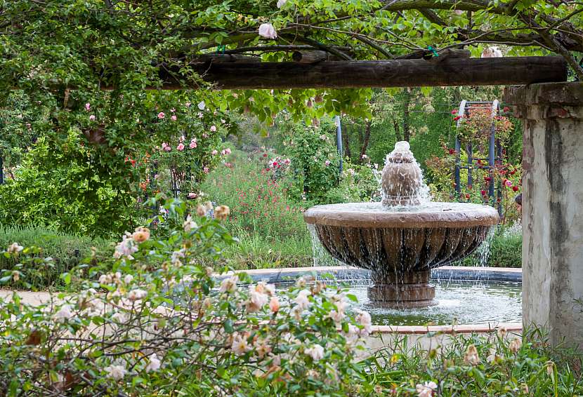 Anglické zahrady milují vodu - nejlépe ve spojení s dekorativním prvkem, jako je kašna nebo vodopád