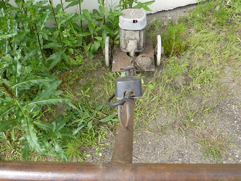 Sekačku z minulého století tahem zapni, stiskem vypni