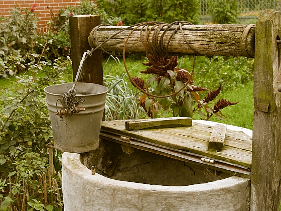 Dominanta zahrady – okrasná studna (Zdroj: Depositphotos)