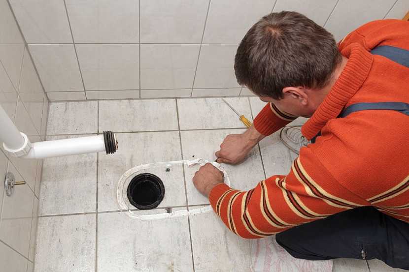 Po odstranění staré záchodové mísy je třeba z podlahy odstranit starý silikon, vyčistit ji a odmastit