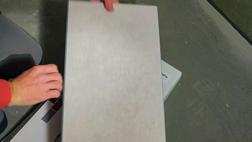 Námi zvolená rigidní podlaha má vinylový povrch, který se tváří jako betonová stěrka