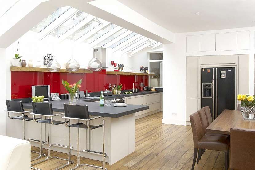 Propojením dvou místností se prostor opticky zvětší.