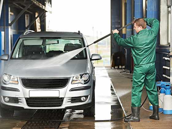 Pořádná očista automobilu po zimě začíná důkladným umytím (Zdroj: Depositphotos)