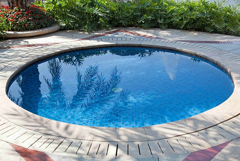Zapuštěný bazén s dlaždicovou mozaikou