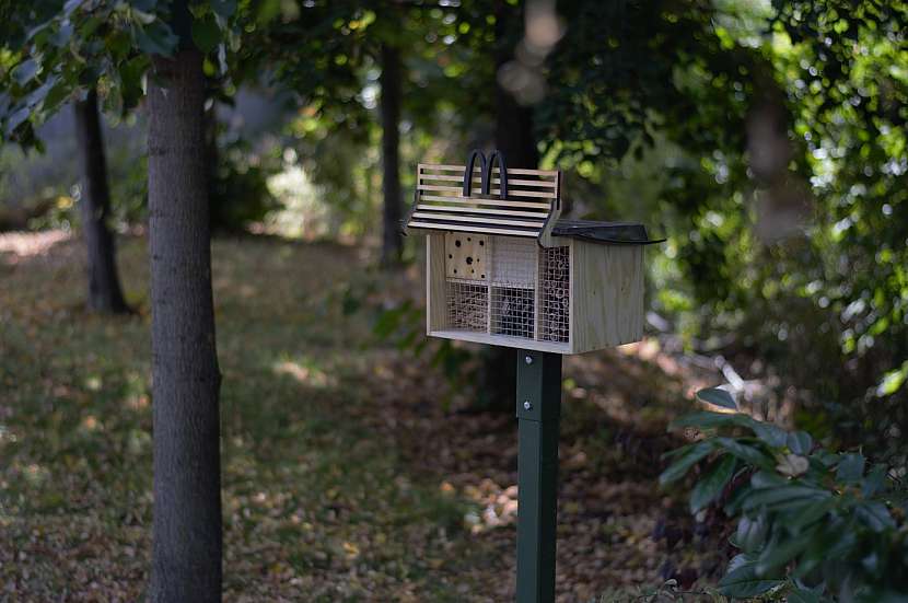 Hotový hmyzí hotel umístěte na zahradu, před dům nebo do parku