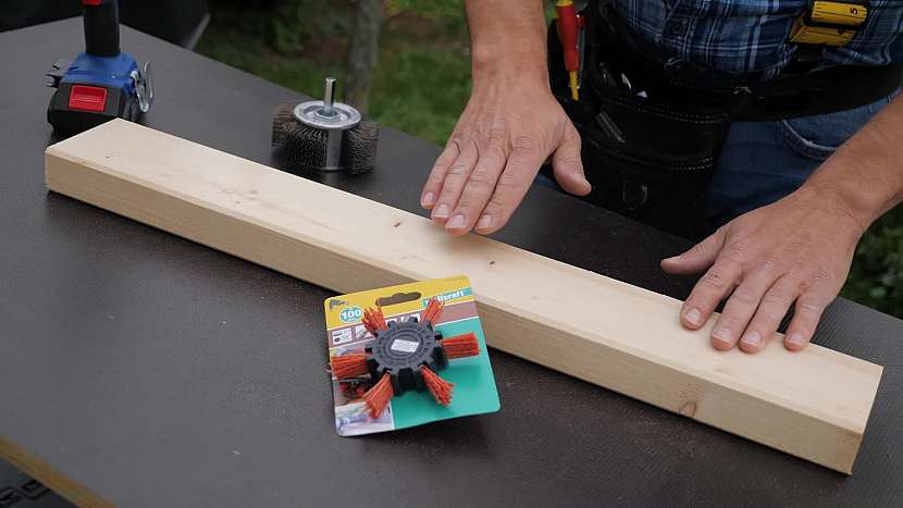 Pro staření dřeva použijte kartáče