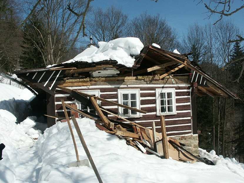 Na nemovitosti zvlášť v podhůří velmi často v zimě devastačně působí tíha sněhu. I to je riziko, které dobré pojištění ošetří.