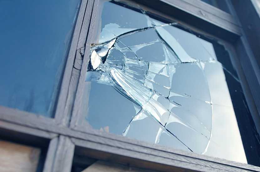Pokud je poškozený i rám okna, může být lepší vyměnit celé okno