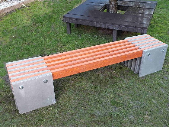Zahradní lavice z betonových dlaždic