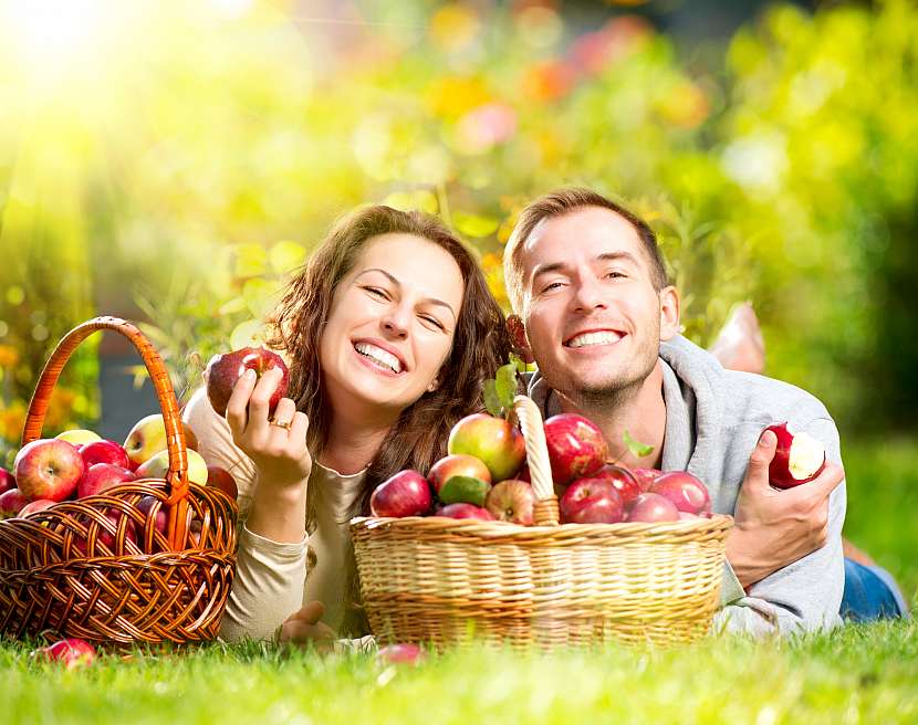 Jablka nejen skvěle chutnají, ale mají také mnoho vitamínů a důležitých látek, díky nimž náš organismus pomaleji stárne (Zdroj: Depositphotos (https://cz.depositphotos.com))